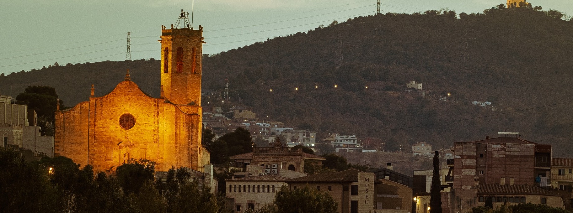 Iglesia parroquial de Sant Baldiri iluminada de noche en Sant Boi de Llobregat